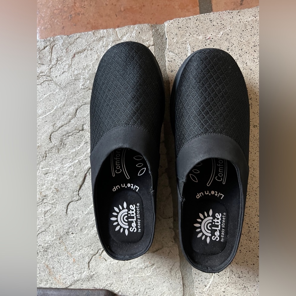SoLite by Easy Street Womens Cozy Mule Black Slip-on Slides Mules Shoes